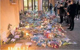  ??  ?? Homenaje.
Flores en el colegio donde daba clases Samuel Paty.AFP