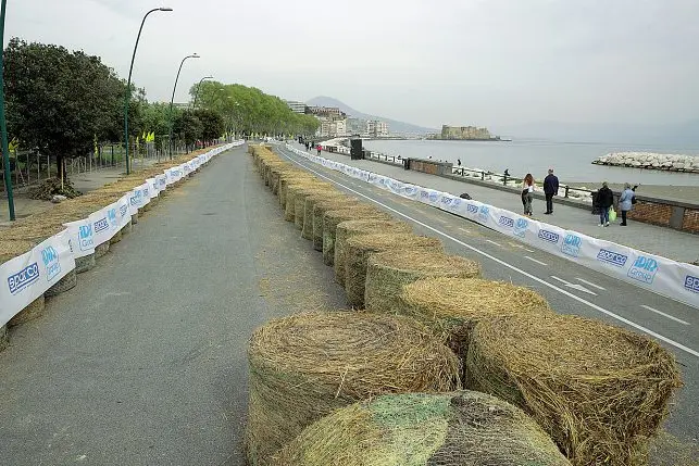  ?? ?? Le corsie
Le balle di fieno che dovranno proteggere auto e piloti nelle gare di velocità sul Lungomare da oggi fino a domenica