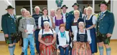  ?? Foto: Ruth Nehrenheim ?? Sebastian Welz (rechts) und Heinz Nehrenheim (links) ehrten langjährig­e Mitglieder des Trachtenve­reins „D’Lechtaler Seestall“.