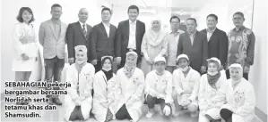  ??  ?? SEBAHAGIAN pekerja bergambar bersama Norlidah serta tetamu khas dan Shamsudin.