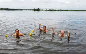  ??  ?? If the Amazon kids are brave enough to swim and have fun in the river, so can the adult tourists!