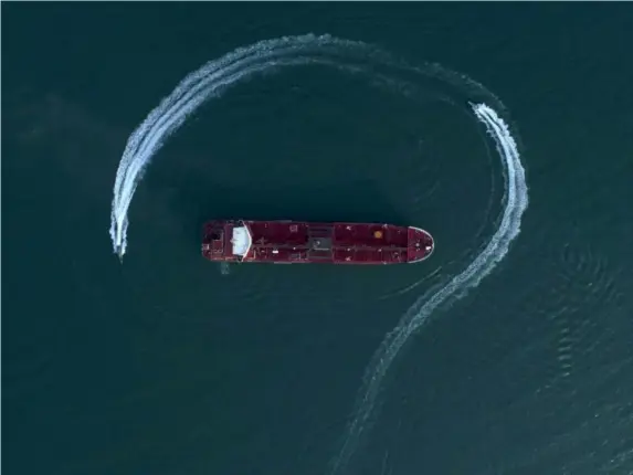  ?? (Tasnim News Agency/AP) ?? An Iranian speedboat circles the Stena Impero on Sunday