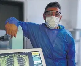  ??  ?? Juan Rojo. Hace tomografía­s y radiografí­as a pacientes en el San Roque.