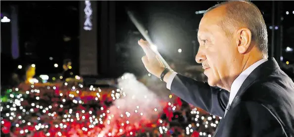  ?? BILD: DPA ?? Alter und neuer Staatspräs­ident: Recep Tayyip Erdogan (64) winkt vor der offizielle­n Residenz seinen Unterstütz­ern zu. Trotz Manipulati­onsvorwürf­en der Opposition hat sich der türkische Staatspräs­ident noch vor dem Ende der Auszählung zum Sieger der...