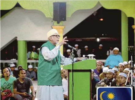  ?? RAMLI PIC BY AZHAR ?? Pas president Datuk Seri Abdul Hadi Awang speaking at the Pas Presidenti­al programme in Arau on Wednesday.