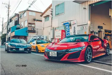  ??  ?? Ci-dessus : les Tokyoïtes semblent tous apprécier la nouvelle NSX, mais qu’en pensent les fans de NSX de la première heure ? À gauche: la visite du spécialist­e de la préparatio­n sur base NSX Advance Garage devrait permettre d’en apprendre plus sur le...