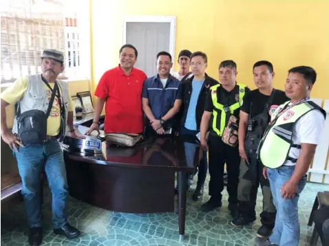  ?? — Photo by Reynaldo G. Navales ?? VOLUNTEERS. Vice Mayor Christian Halili poses with Members of the Peace Action and Rescue with Dedication to Serve the Society (PARDSS) who helped the local police and city government on motorists assistance during the observance of the Holy Week.