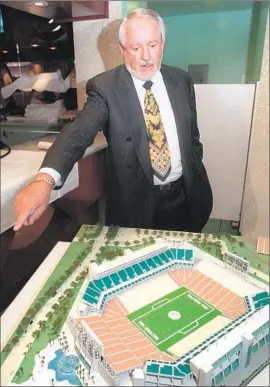  ?? Chris Pizzello Associated Press ?? R. D. HUBBARD shows the model of a proposed NFL stadium at Hollywood Park in 1995. The Raiders were close to a deal, and other teams had talks about it.