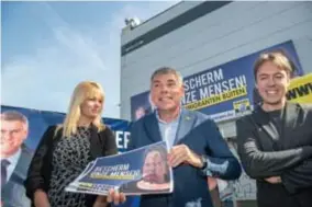  ?? FOTO PATRICK DE ROO ?? Vlaams Belang Antwerpen trapte gisteren haar campagne ‘Crimigrant­en buiten!’ af.