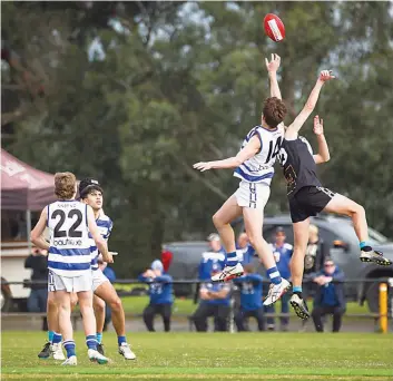  ?? ?? Neerim’s Kyson Cornwall and Yarragon’s Wes Scott leap into a ruck contest.