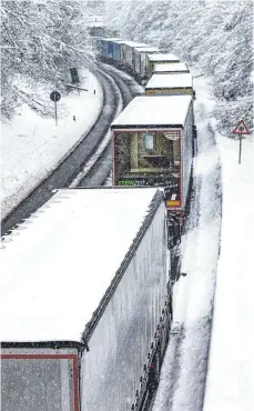  ?? FOTO: CHRISTIAN FLEMMING ?? Stillstand auf der B 31 zwischen Kressbronn und Lindau – vor dem Tunnel Diepoldsbe­rg stauen sich die Lastwagen.
