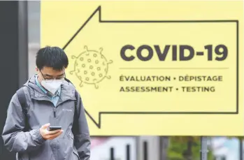  ?? RYAN REMIORZ / THE CANADIAN PRESS ?? A sign directs people to a COVID-19 testing clinic in Montreal. Quebec's public health institute on Friday
urged residents to shrink their social circles even further.