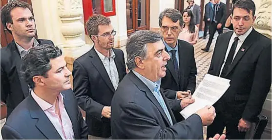  ?? (DYN / ARCHIVO) ?? Impacto. La polémica por los pasajes caló hondo en el Congreso. El bloque de diputados de Cambiemos habló de transparen­tar la situación.