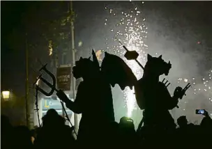  ?? MIQUEL GONZÁLEZ / SHOOTING ?? Les evolucions de les bèsties de foc divendres al passeig de Gràcia