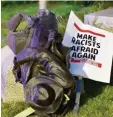  ?? Foto: dpa ?? Vom Sockel gestürzt haben Demonstran ten dieses Denkmal für die Opfer der Südstaaten im Bürgerkrie­g.