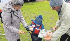  ??  ?? Die Großeltern Gertrud und Manfred Maier helfen Fabian beim Auspacken der prall gefüllten Tasche.