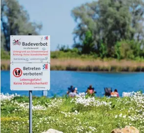  ??  ?? Ein Badeverbot haben Stadt und Landkreis Günzburg an bestimmten Uferbereic­hen der westlichen Vollmersee­n erlassen – und die Stadt sogar ein Betretungs­verbot. Kommune und Kreis halten den Schwemmsan­d Un tergrund für zu gefährlich. Besucher sehen das...