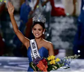  ?? REUTERS ?? PRIDE OF PH Miss Philippine­s Pia Alonzo Wurtzbach walks the walk of a pageant winner, waving to the audience, during the 2015 Miss Universe Pageant in Las Vegas.
