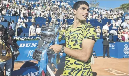  ?? Foto: manel montilla ?? Carlos Alcaraz, nº 2 mundial, ganó su segundo título del Trofeo Conde de Godó sin ceder ni un set en sus cinco partidos