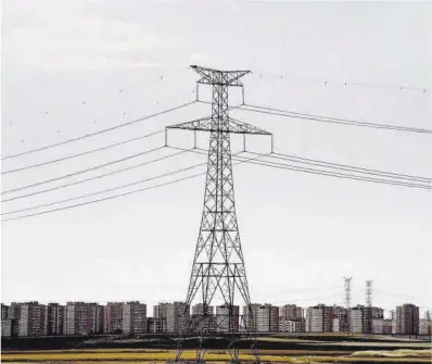  ?? José Luis Roca ?? Torres eléctricas en un solar situado cerca de numerosos bloques de viviendas, en Madrid.