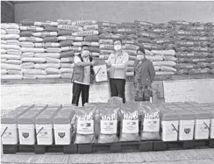  ?? PNA ?? AMBASSADOR Kim In-chul turns over P2.5-million worth of rice and hygiene kits to the DSWD.