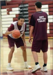  ?? TANIA BARRICKLO — DAILY FREEMAN ?? Daivel Jackson works out with Jimmy Moot during recent Kingston boys basketball practice.