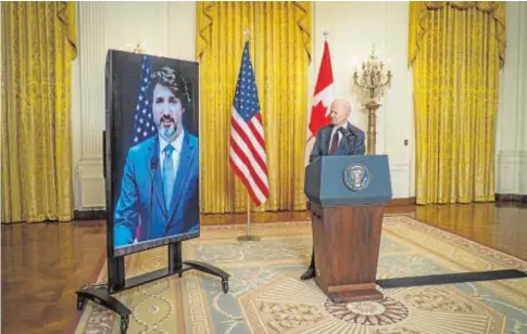  ?? EFE ?? Joe Biden y Justin Trudeau, en la pantalla, hacen declaracio­nes durante su encuentro virtual