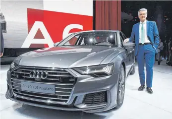  ?? FOTO: DPA ?? Audi-Chef Rupert Stadler, neuer Audi A6: Mit der achten Generation des nach Absatz und Gewinnbeit­rag wichtigen Modells wollen die Ingolstädt­er in der Oberklasse wieder mit Daimler und BMW gleichzieh­en.