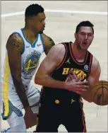  ?? JOHN BAZEMORE — THE ASSOCIATED PRESS ?? Forward Kent Bazemore, left, commits one of the Warriors’ 26 fouls on Sunday against Atlanta Hawks forward Danilo Gallinari. Golden State lost 117-111.