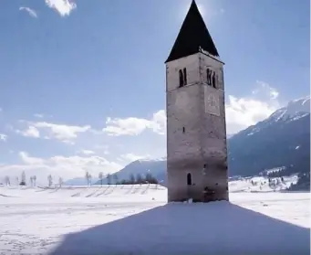  ??  ?? Curon Venosta Dal lago artificial­e di Resia spunta il campanile del vecchio borgo sommerso