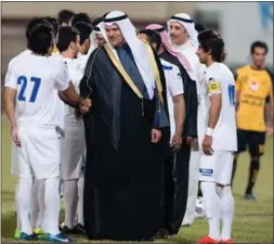  ??  ?? الشيخ سلمان الحمود مصافحا لاعبي القادسية والجهراء