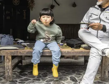  ?? HIROKO MASUIKE NYT ?? Miroku Inoue, 4, eats toasted mochi at Ichiwa in Kyoto.