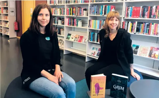  ?? BILD: EMMA JOHANSSON ?? Paula Stjern och Isabelle Kirstinä på biblioteke­n i Trollhätta­n driver ett Tiktok-konto och tipsar om böcker.