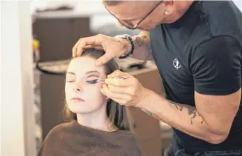  ?? FOTO: DPA ?? Peter Arnheim ist Visagist und Friseurmei­ster in Berlin: Er rät beim Cut Crease zur Kombinatio­n von metallisch­en und matten Tönen.