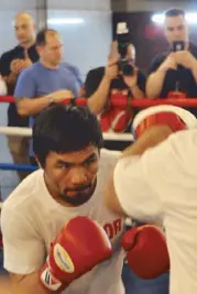  ??  ?? Manny Pacquiao inside the ring with trainer Buboy Fernandez. ABAC CORDERO