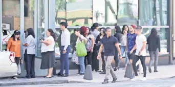  ??  ?? El pasado 15 de mayo se observaron largas filas en cajeros de bancos debido a retrasos en la dispersión de nóminas. Desde abril pasado, el Sistema de Pagos Electrónic­os Interbanca­rios (SPEI) había registrado fallas por ciberataqu­es.