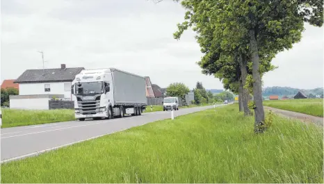  ?? ARCHIVFOTO: JEK ?? Auf dem Streckenab­schnitt der Bundesstra­ße 32 auf Höhe der beiden Abzweige nach Ennetach wird es keine Geschwindi­gkeitsbegr­enzung geben.