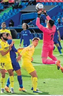  ?? VÍCTOR LERENA / EFE ?? El portero del Villarreal, Sergio Asenjo, bloca el balón por alto.