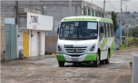  ?? FOTOGRAFÍA MARIBEL CALDERÓN ?? La unidad alimentado­ra transporta a 14 pasajeros y se dirige a La Loma.