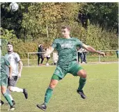  ?? FOTO: MOCNIK (ARCHIV) ?? Kopfballch­ance für Niclas Hoppe: Der Angreifer kommt vom VfR Krefeld-Fischeln und ist der einzige Giesenkirc­hener Zugang mit Landesliga-Erfahrung.