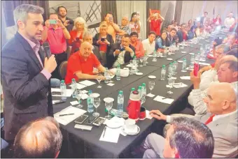  ??  ?? El presidenci­able de Colorado Añetete, Mario Abdo Benítez, habla a la dirigencia en un hotel de la ciudad de Buenos Aires. En el vecino país mantuvo varios encuentros.