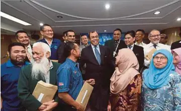  ?? BERNAMA PIC ?? Social Security Organisati­on chairman Tan
Sri Dr Aseh Che Mat (centre) with grant recipients in Kuala Lumpur yesterday.