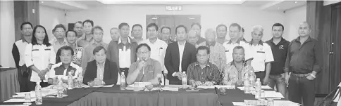  ??  ?? Alexander (seated centre) with members of PTRBM expressing their opposition to the proposed constructi­on of a private palm oil mill by the Sarawak Farmers’ Organisati­on (PPNS) in the Sungai Laong, Beluru, Marudi during a press conference recently.