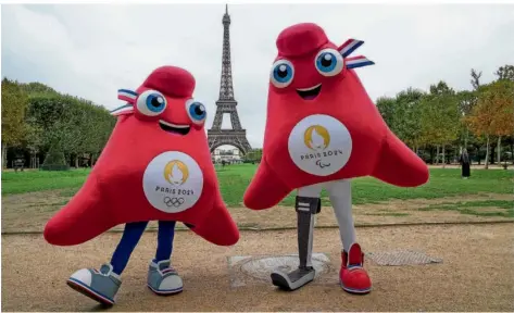  ?? FOTO: EULER/AP/DPA ?? Die Maskottche­n der Olympische­n (links) und Paralympis­chen Spiele Paris 2024 stehen vor dem Eiffelturm.