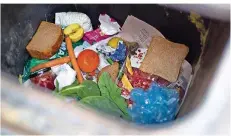  ?? FOTO: PATRICK PLEUL/DPA ?? Der Umgang mit Müll ist am Samstag Thema beim Verein Weltveränd­erer. Im April geht es dann um Lebensmitt­elverschwe­ndung.
