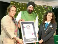  ??  ?? Surender Singh kandhari (middle) with the Guinness World Record certificat­e in dubai on Sunday.