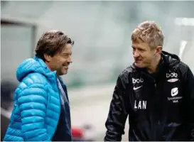  ??  ?? GLAD OG FORNØYD: Lars Arne Nilsen og resten av Brann-gjengen var i lystig humør under lørdagens trening. Her med Branns mediesjef, Gorm Natlandsmy­r.