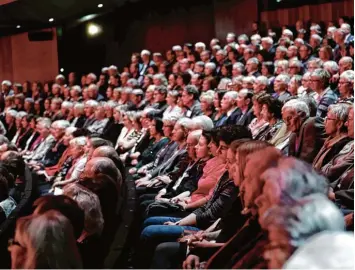  ?? Foto: Alexander Kaya ?? Vor allem Langzeit Abonnenten halten dem Theater Ulm die Treue. Neue Angebote sollen neue Zuschauer anlocken. Bei einem werden Aufführung­en und Abendessen verknüpft.