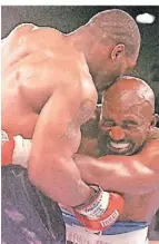  ?? FOTO: DPA ?? Evander Holyfield (r.), 1997 im Ring mit Mike Tyson.