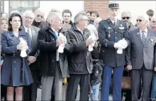  ??  ?? Les personnali­tés ont également lâcher des pigeons blancs.